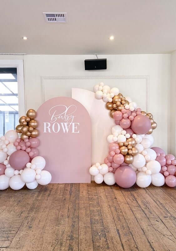 تنسيق زهور طفلة: البالونات والخلفية