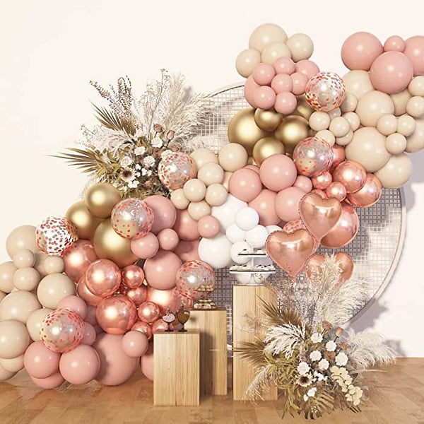 زينة البالونات والزهور المجففة بمناسبة الذكرى السنوية