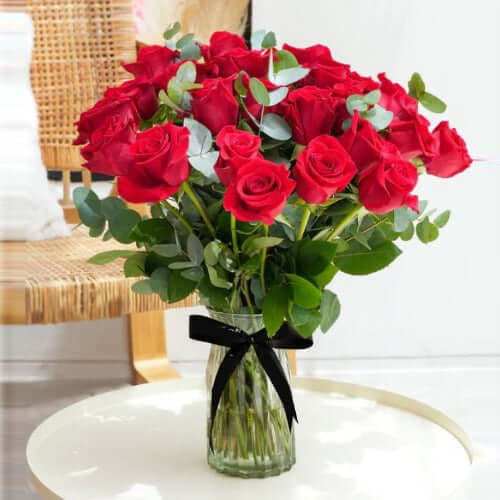 send a Beautiful Bouquet of 25 Red Roses in Glass Vase for Your Loved One